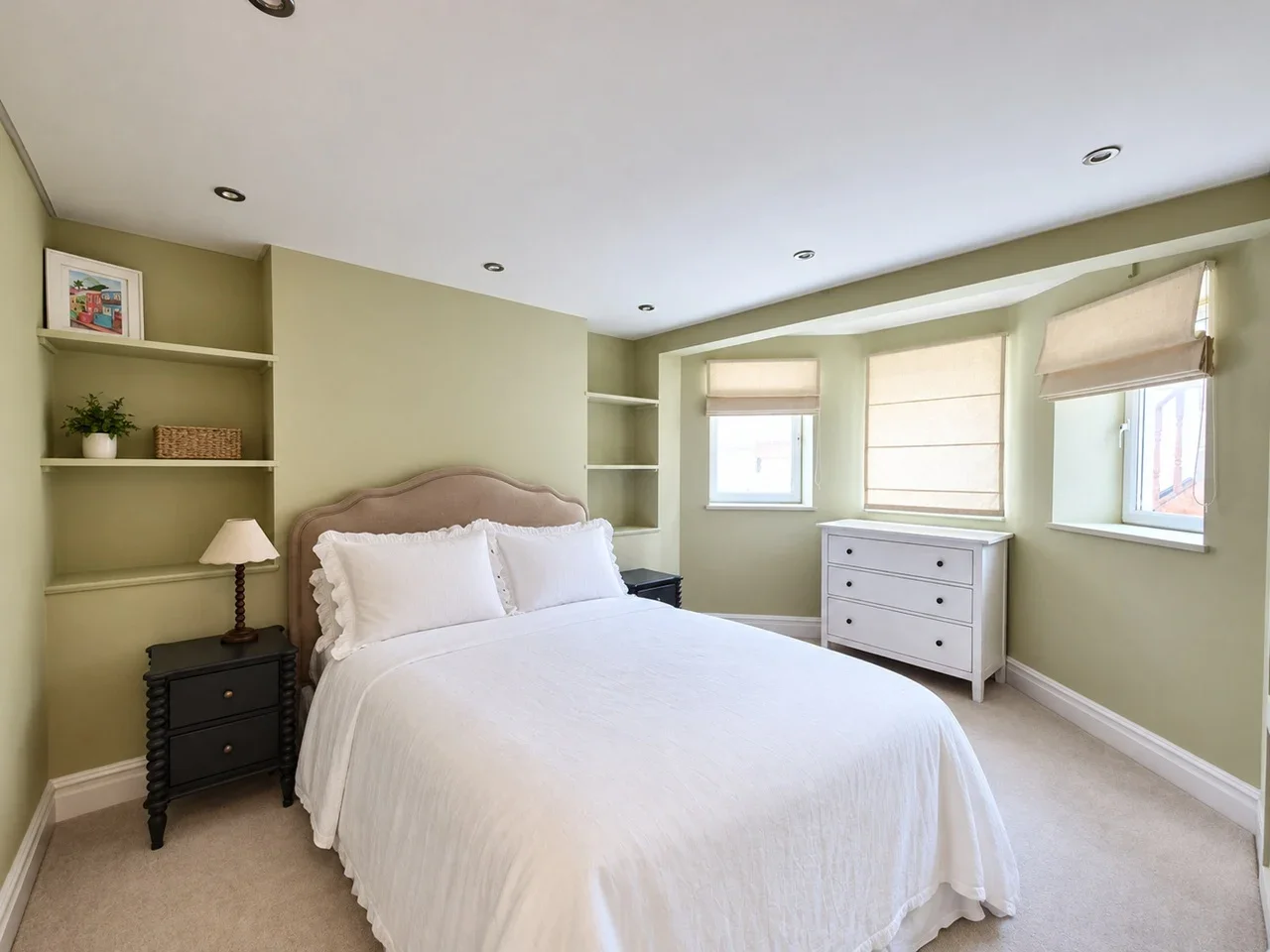 Flat Nightingale Lane in Greater London