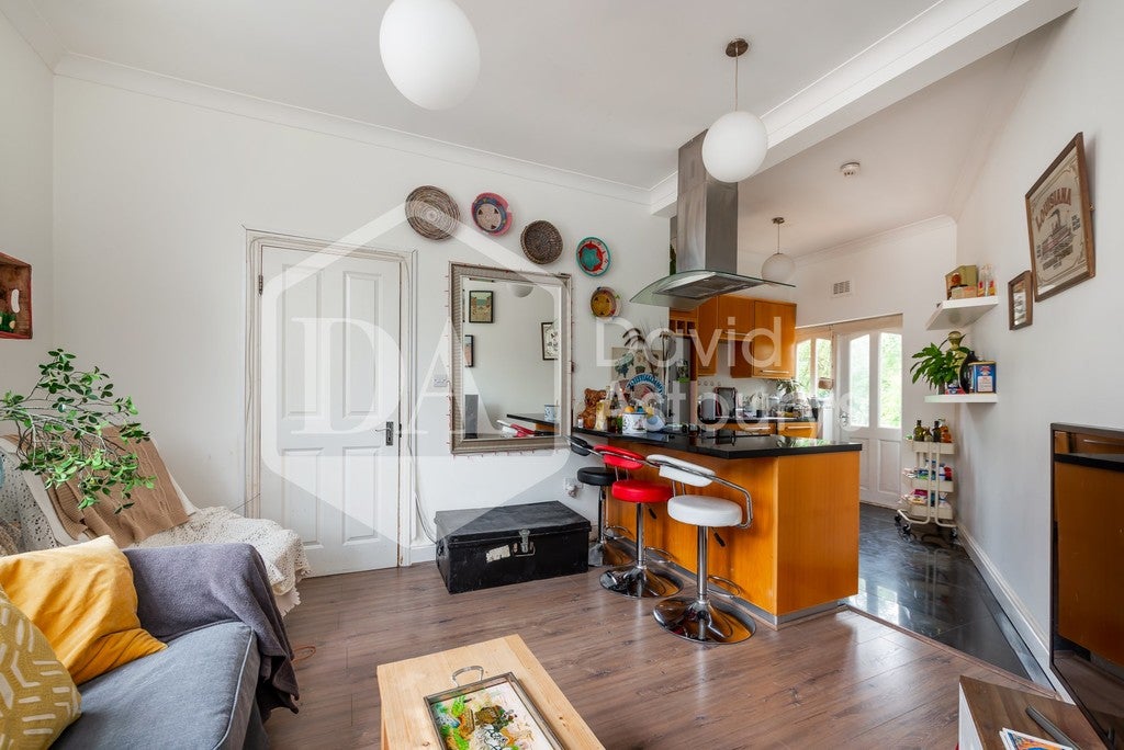 Flat Oakfield Road in Greater London