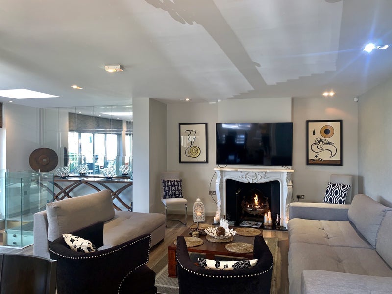 House Deansway in Greater London
