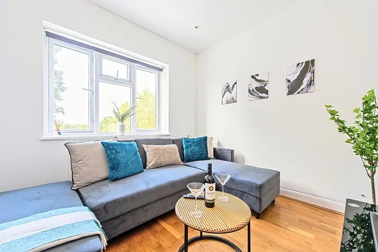 Flat Gunnersbury Avenue in Greater London