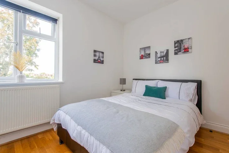 Flat Gunnersbury Avenue in Greater London
