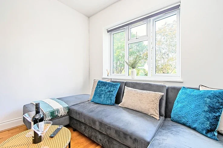 Flat Gunnersbury Avenue in Greater London