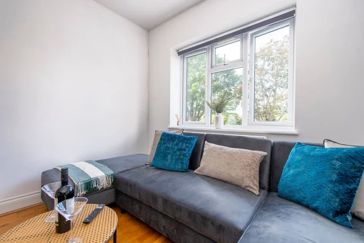 Flat Gunnersbury Avenue in Greater London