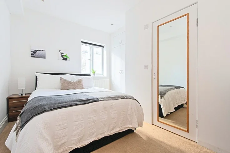 Flat Gunnersbury Avenue in Greater London