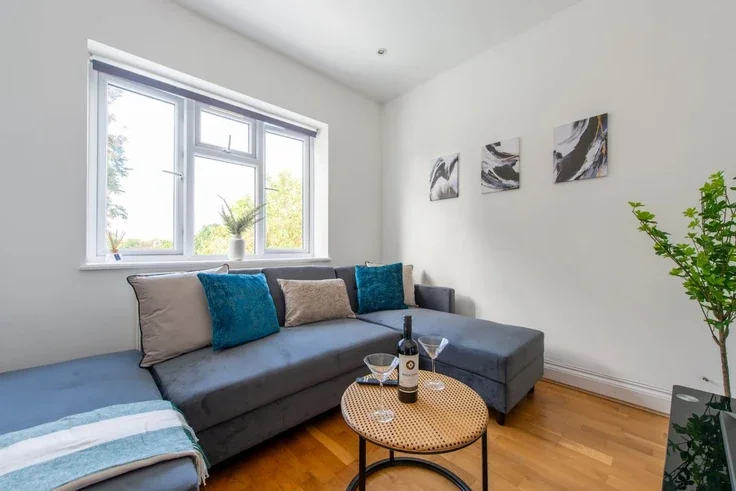 Flat Gunnersbury Avenue in Greater London