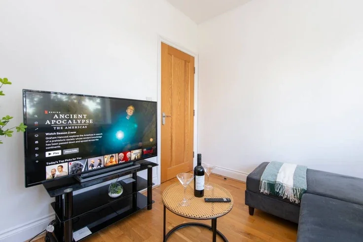 Flat Gunnersbury Avenue in Greater London