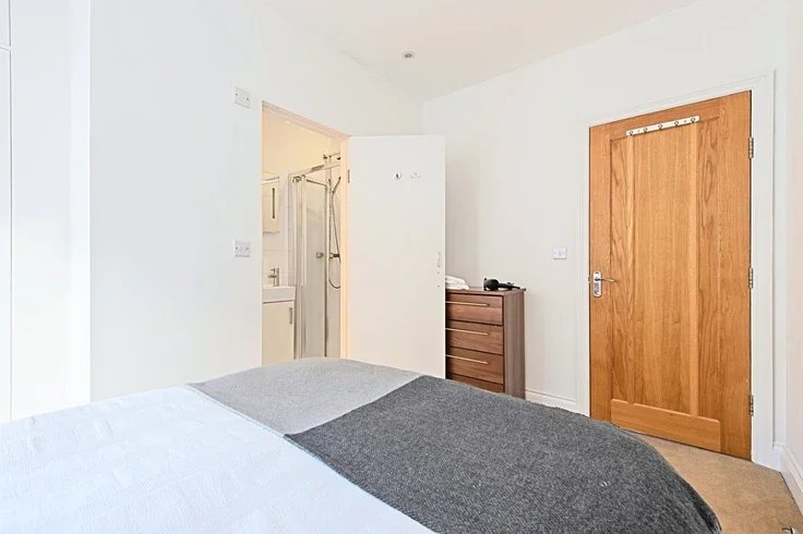 Flat Gunnersbury Avenue in Greater London