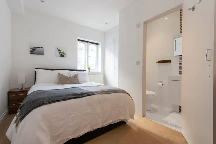 Flat Gunnersbury Avenue in Greater London