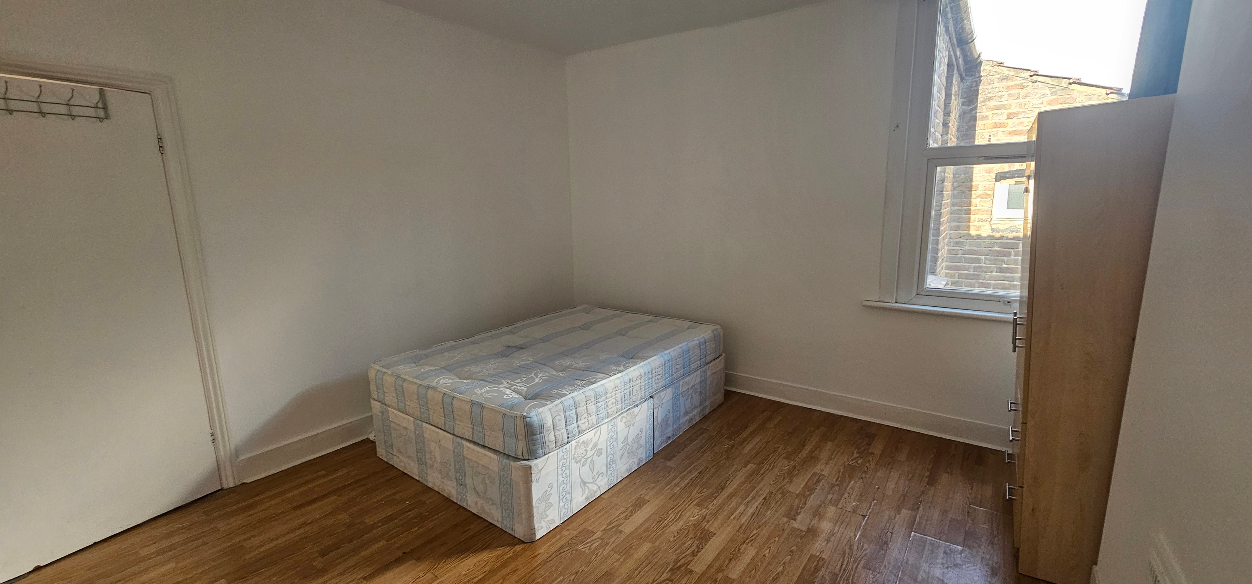 Flat Beehive Lane in Greater London