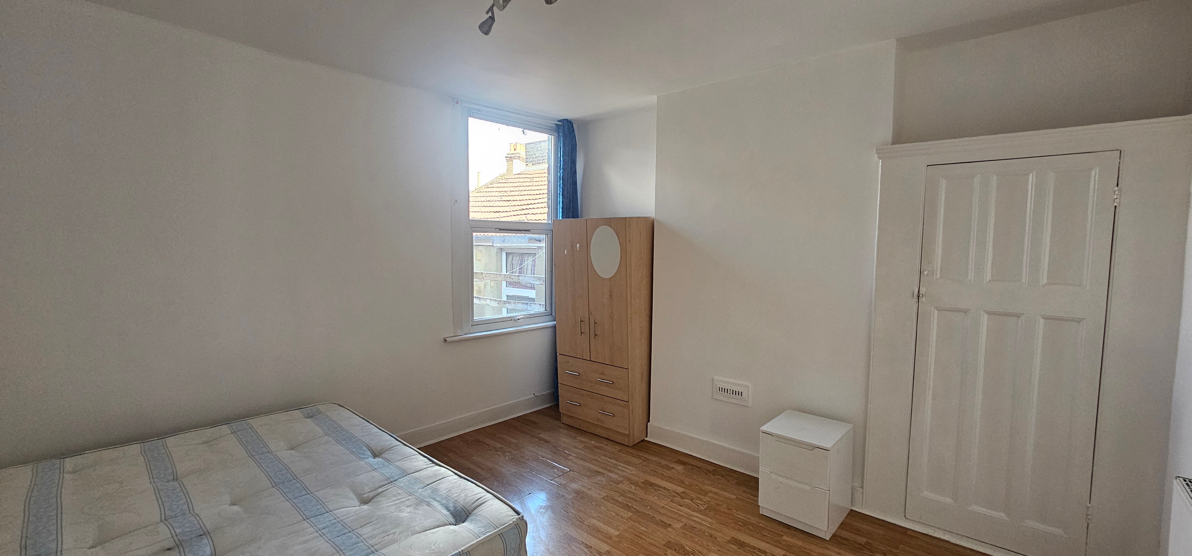 Flat Beehive Lane in Greater London