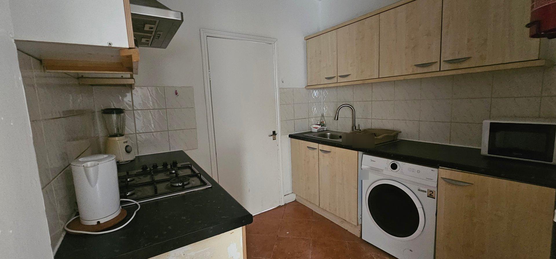 Flat Beehive Lane in Greater London