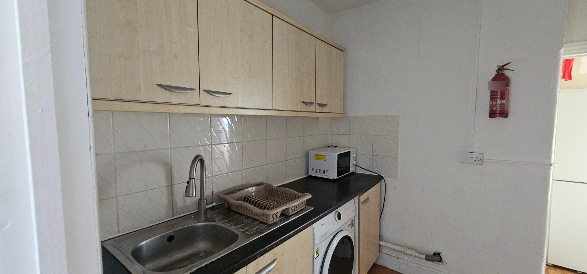 Flat Beehive Lane in Greater London