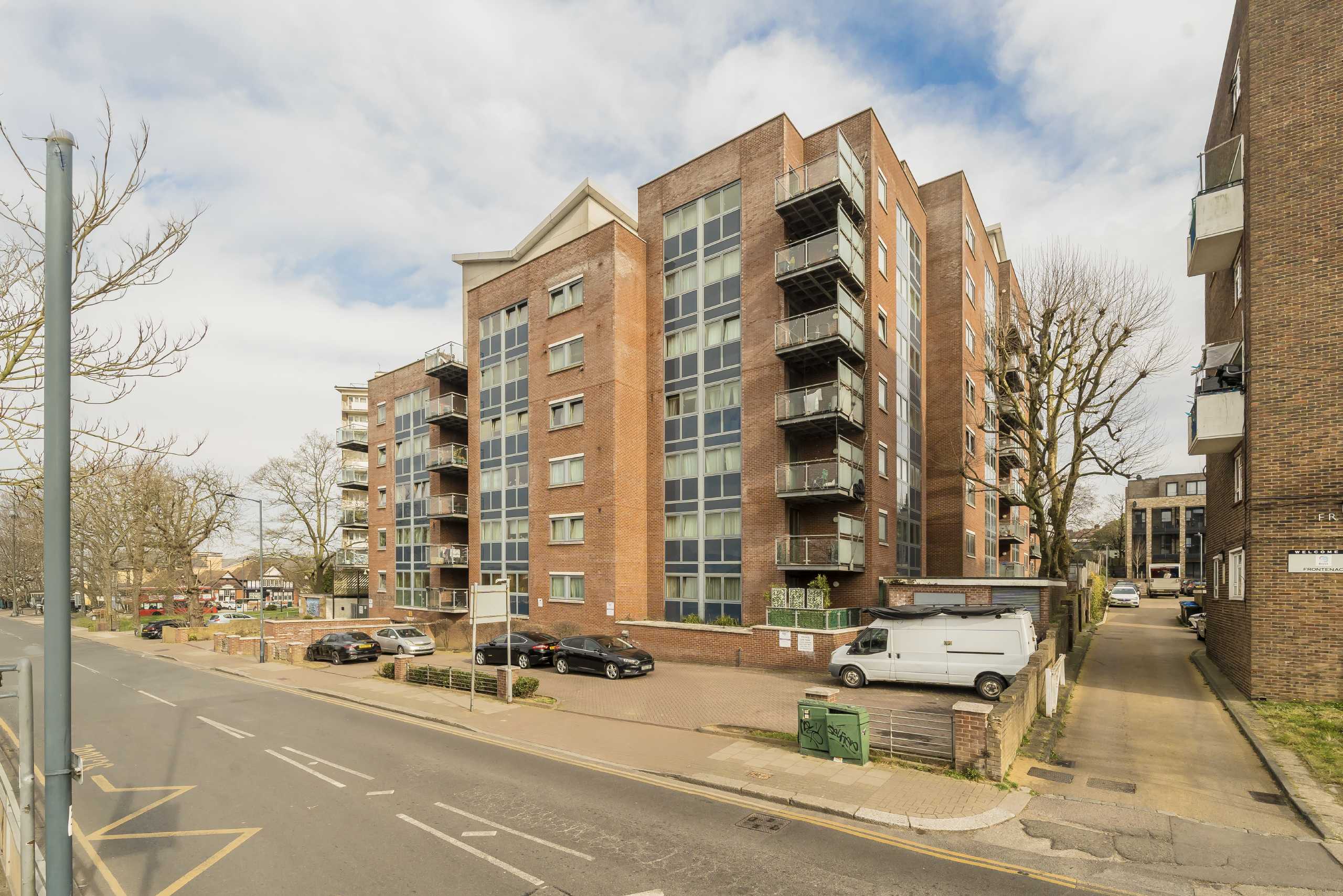 Flat Donnington Road in Greater London