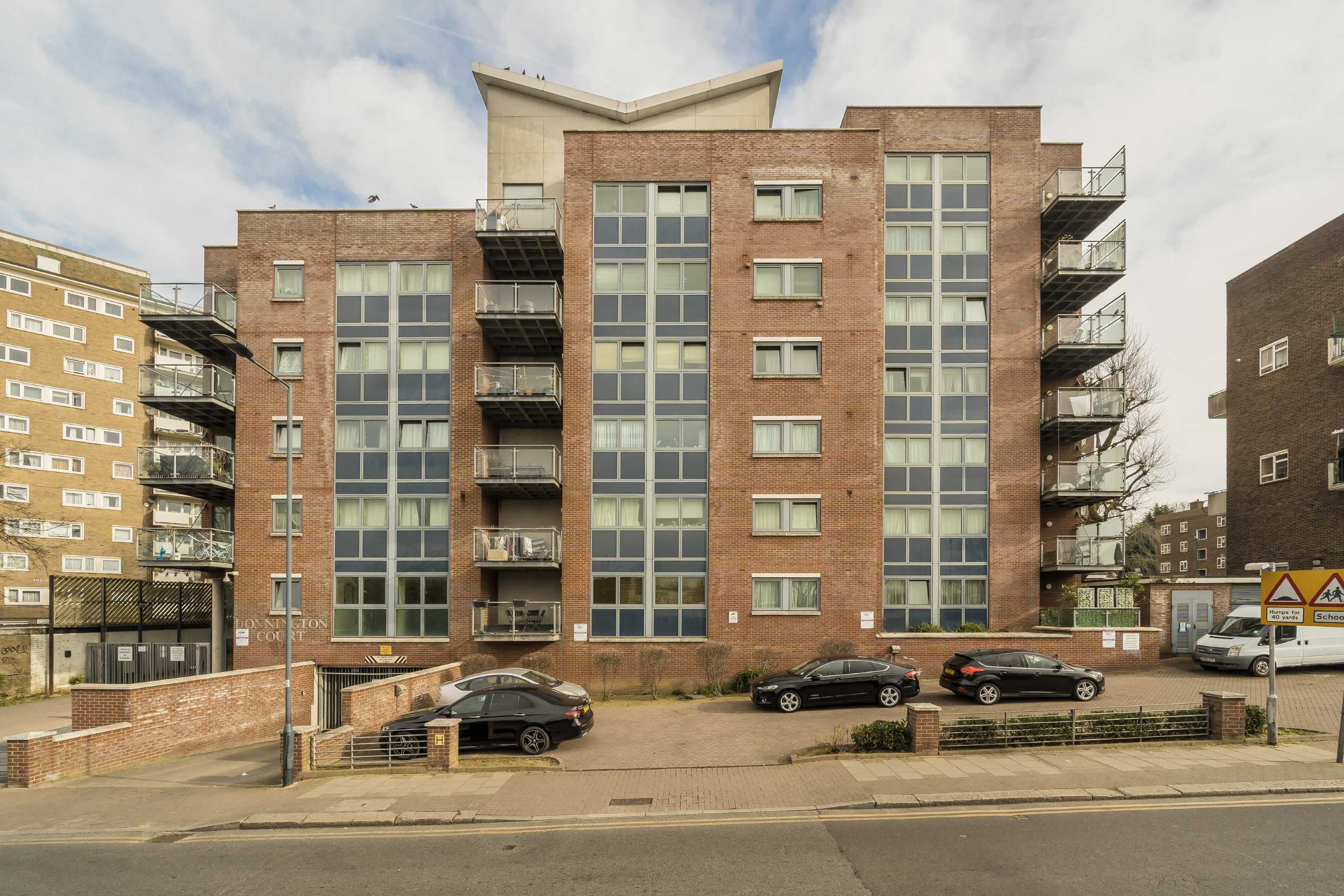 Flat Donnington Road in Greater London