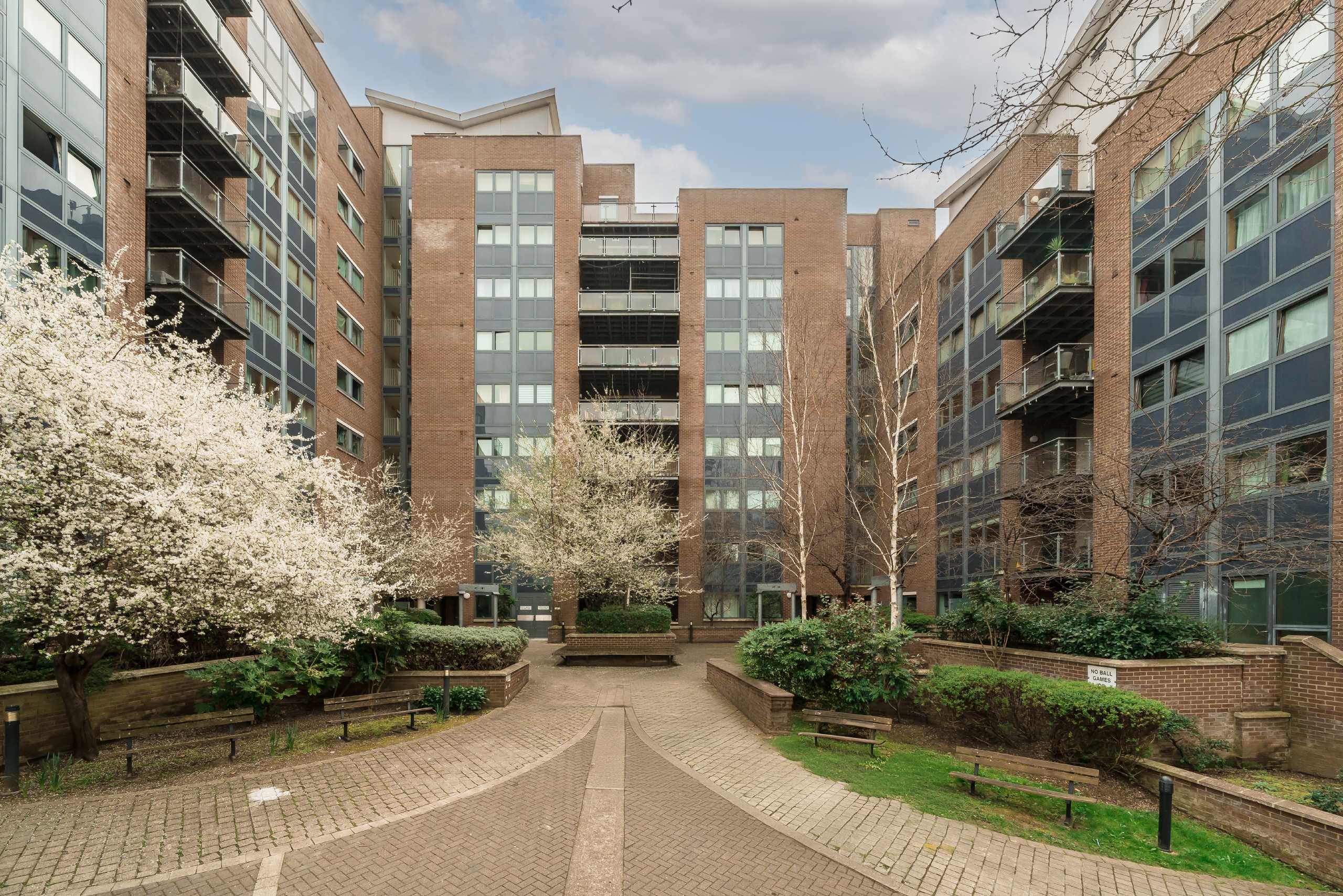 Flat Donnington Road in Greater London
