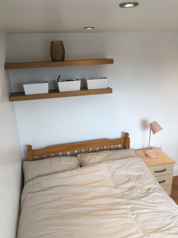 Room Renness Road in Greater London