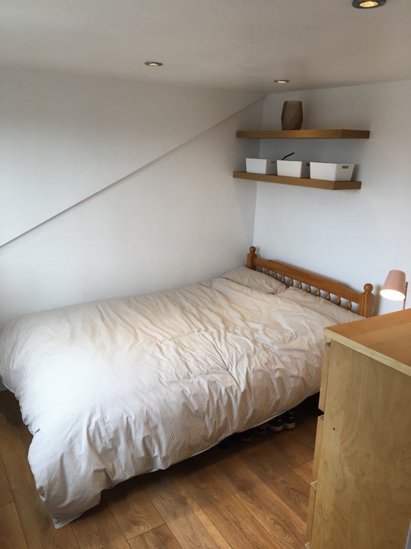 Room Renness Road in Greater London
