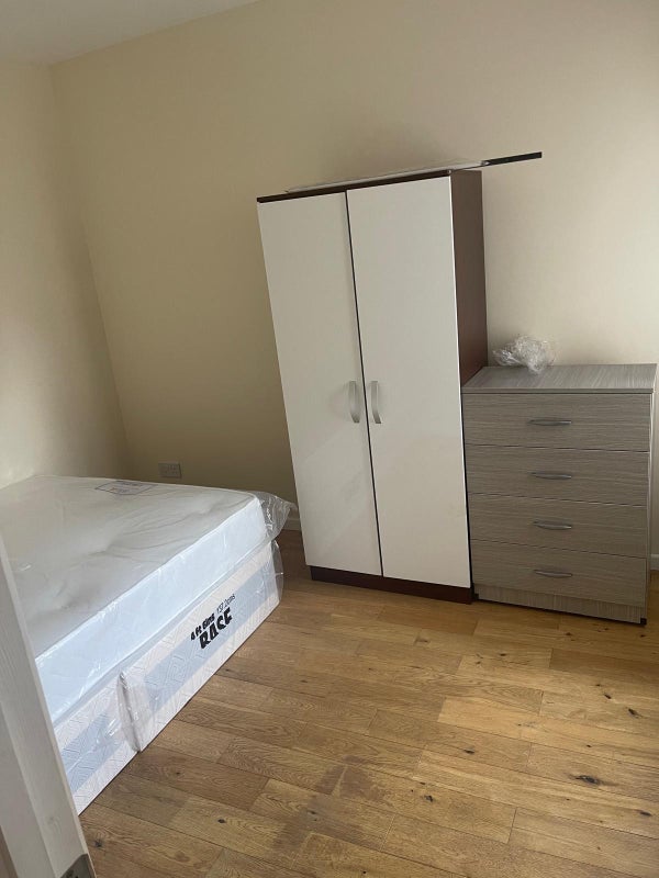 Room Somerset Road in Greater London