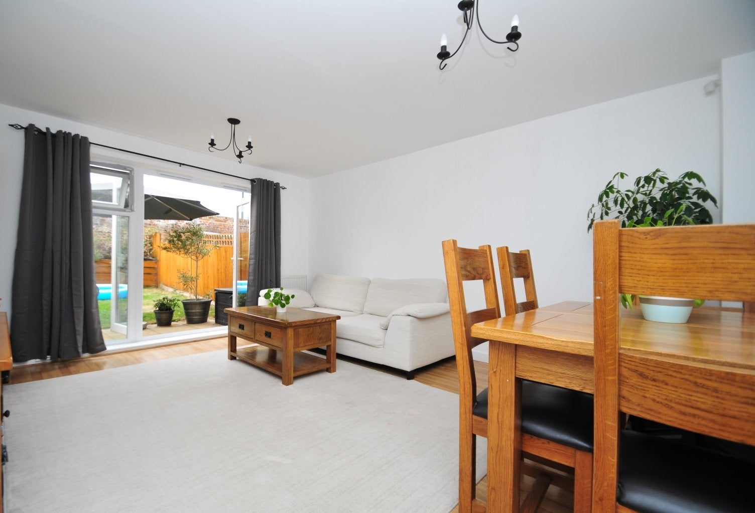 House Woodland Way in Dartford