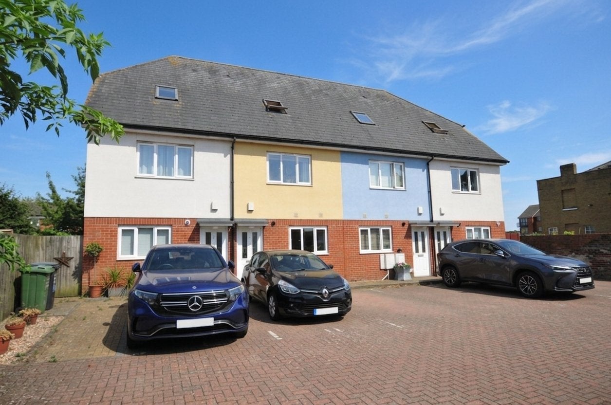House Woodland Way in Dartford