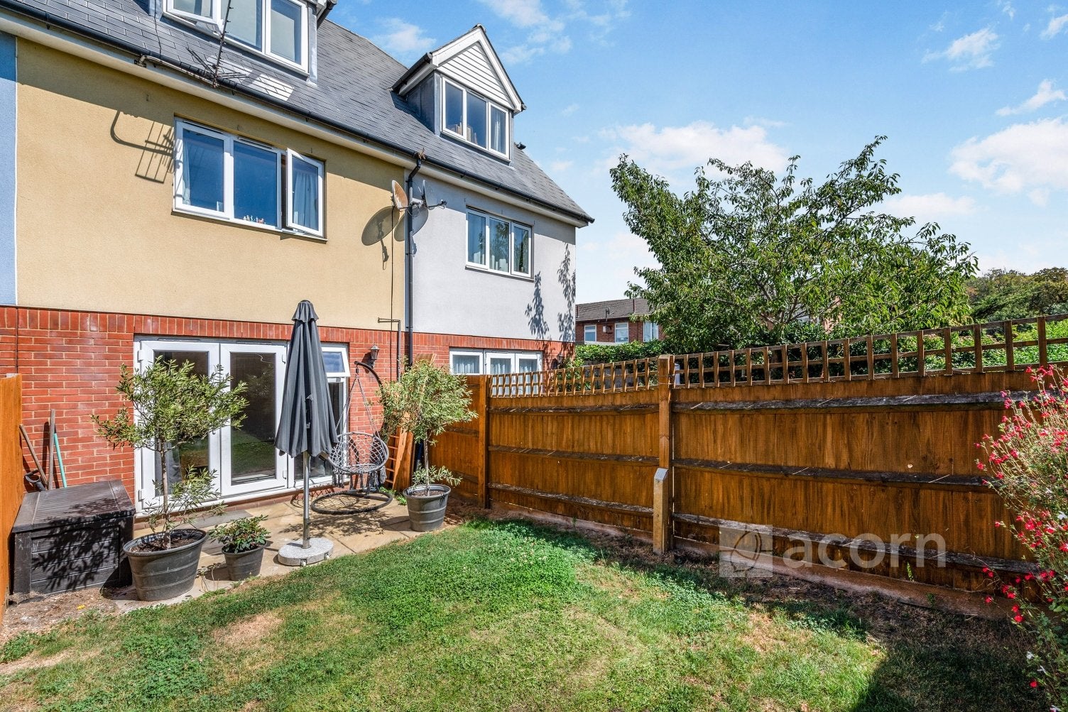 House Woodland Way in Dartford