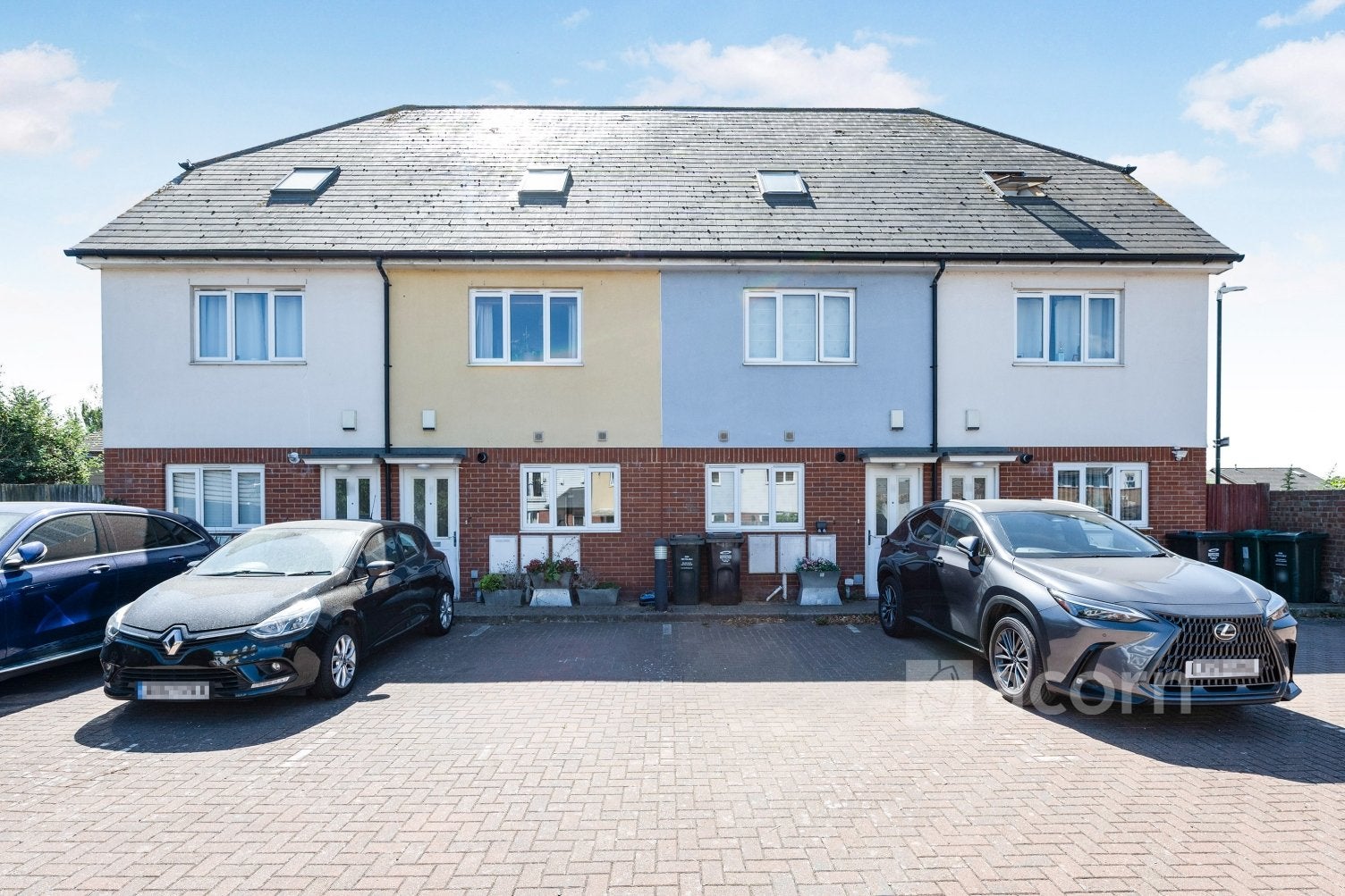 House Woodland Way in Dartford