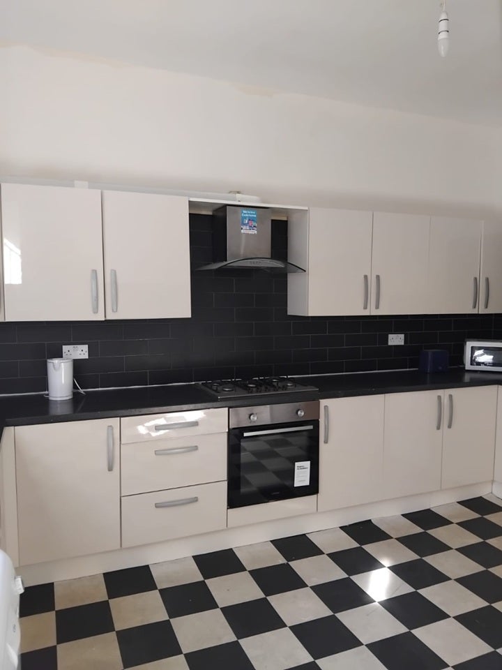 Room Woodsley Road in Leeds