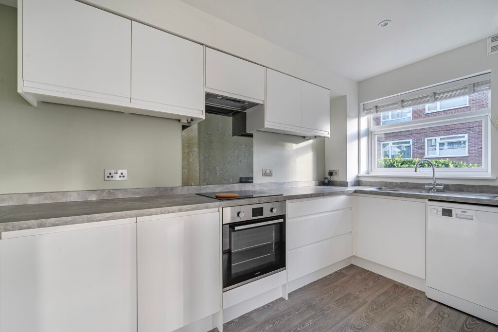 Flat Charterhouse Road in Waverley