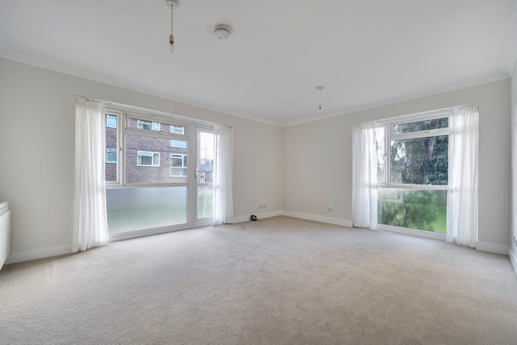 Flat Charterhouse Road in Waverley
