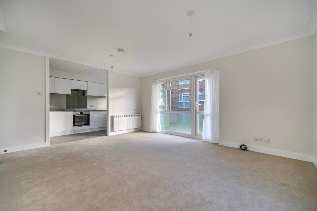 Flat Charterhouse Road in Waverley
