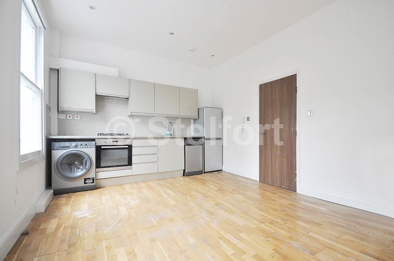 Flat Mayton Street in Greater London