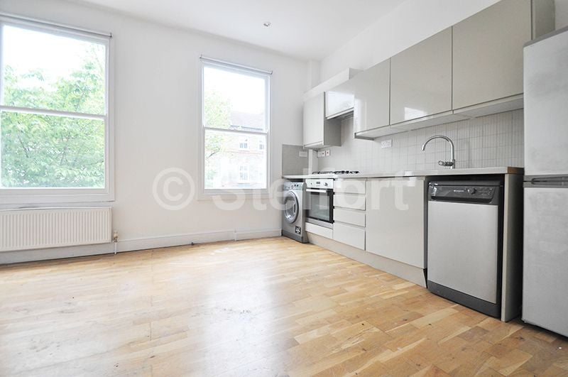 Flat Mayton Street in Greater London