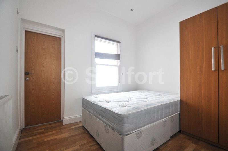 Flat Mayton Street in Greater London