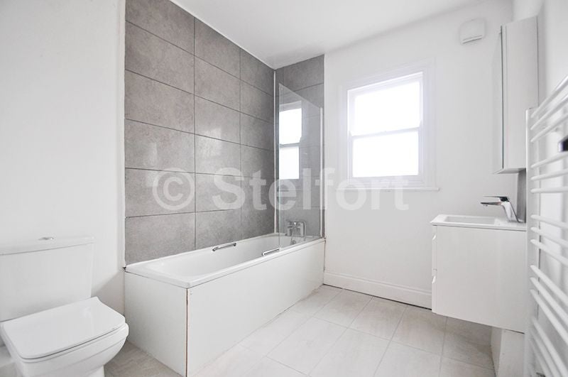 Flat Mayton Street in Greater London