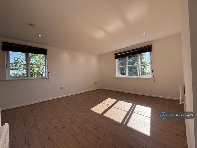 Flat Oaklands Road in Salford