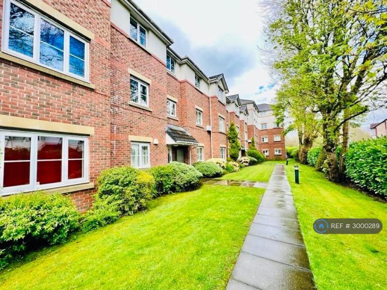 Flat Oaklands Road in Salford