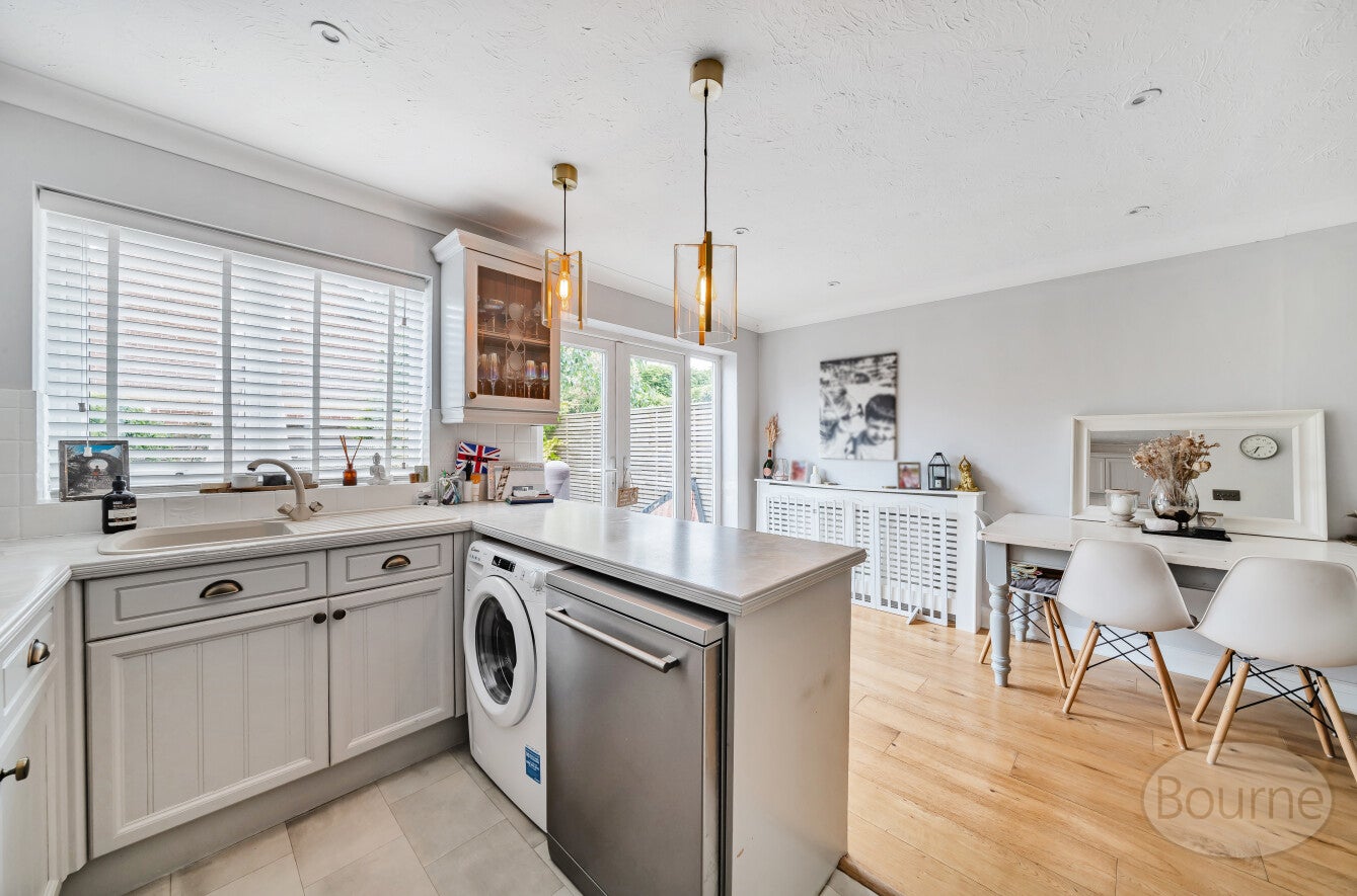 House Ravenswood Close in Elmbridge