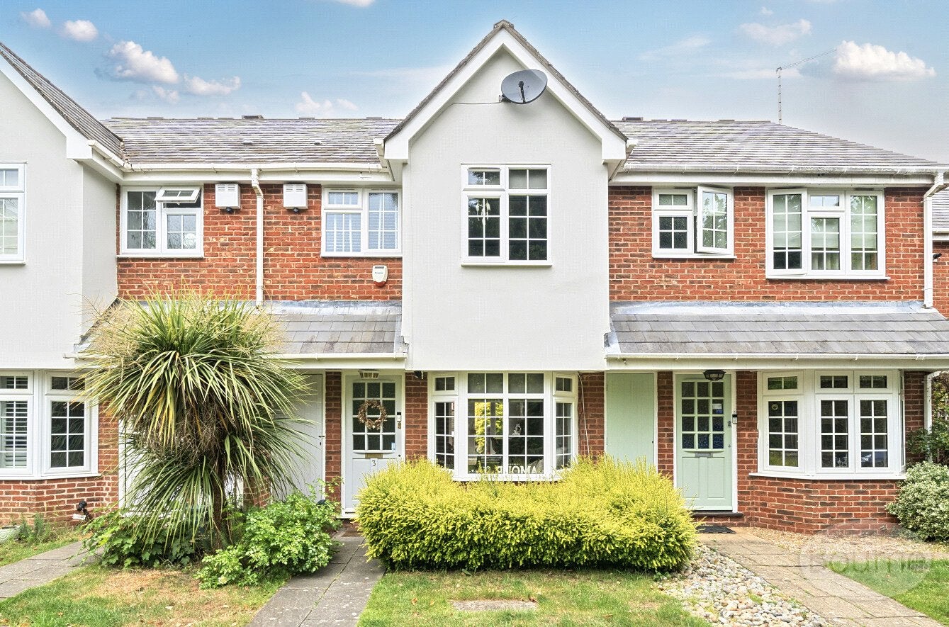 House Ravenswood Close in Elmbridge