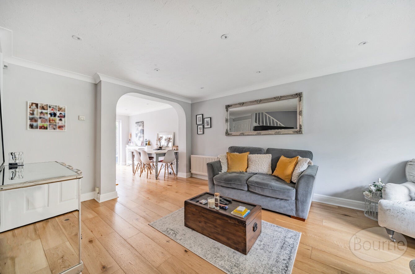 House Ravenswood Close in Elmbridge