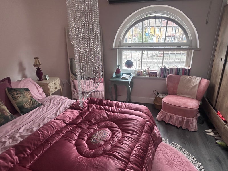 Room Hassett Road in Greater London