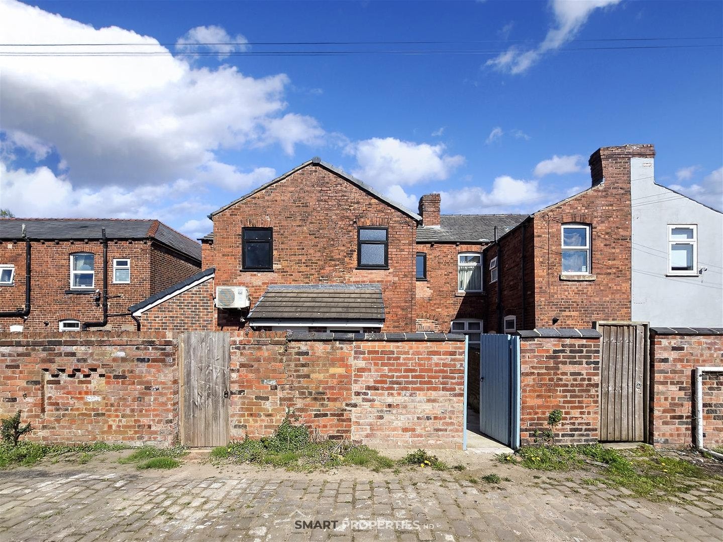 Flat Wigan Road in Ashton-in-Makerfield