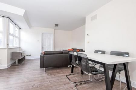 Flat Finchley Road in Greater London