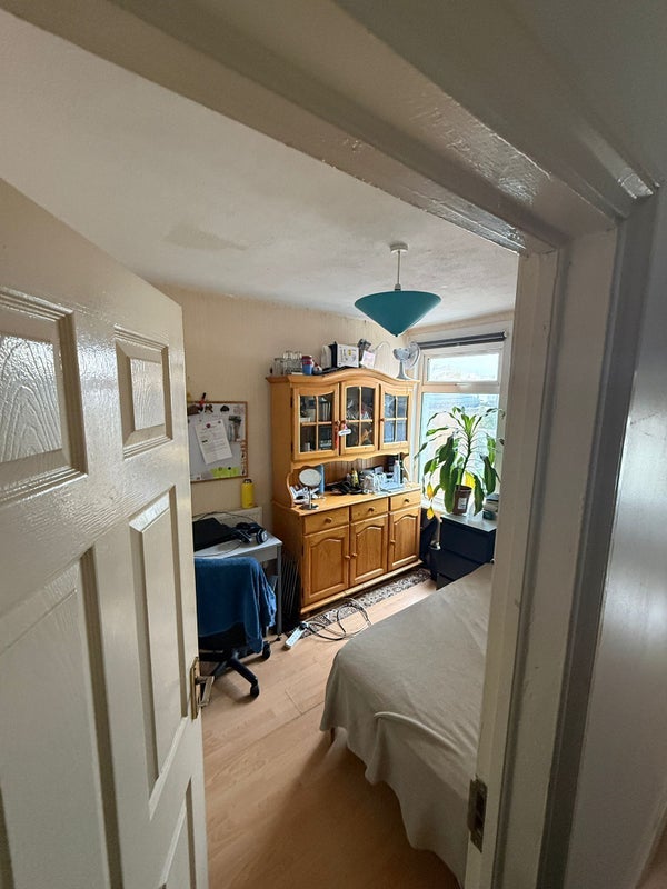 Room Mayo Road in Greater London