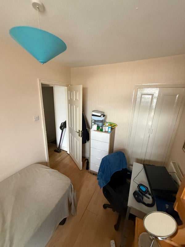 Room Mayo Road in Greater London