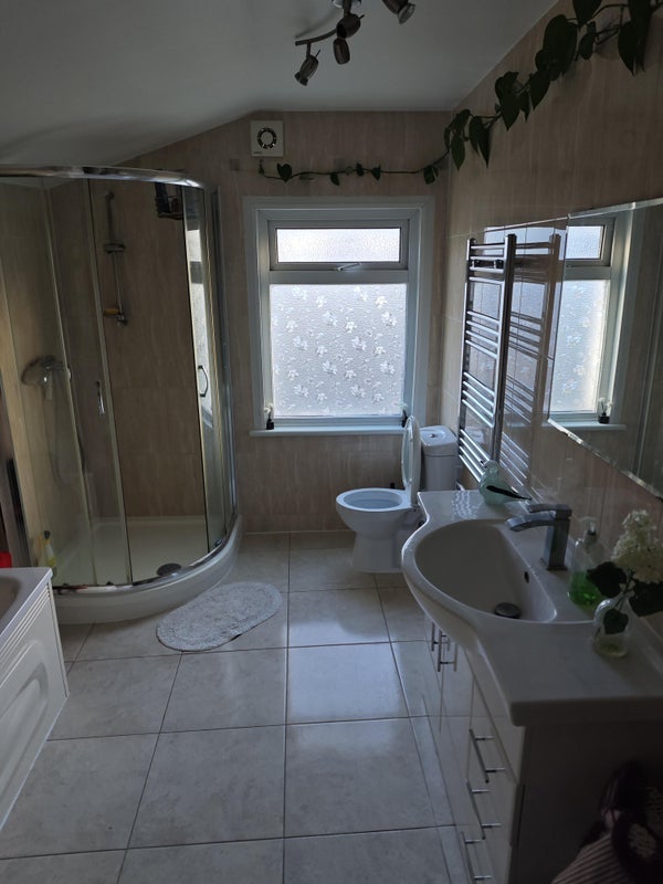 Room Mayo Road in Greater London