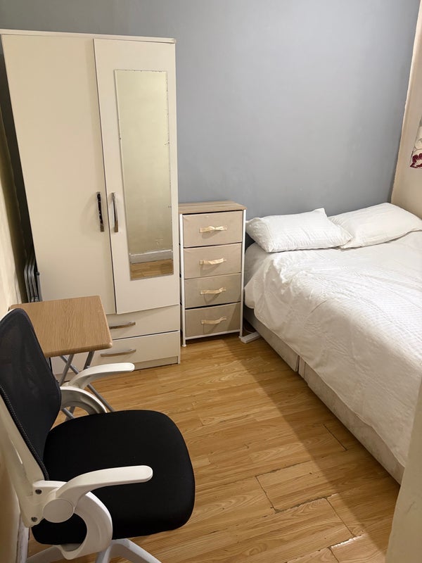 Room Hemans Street in Greater London
