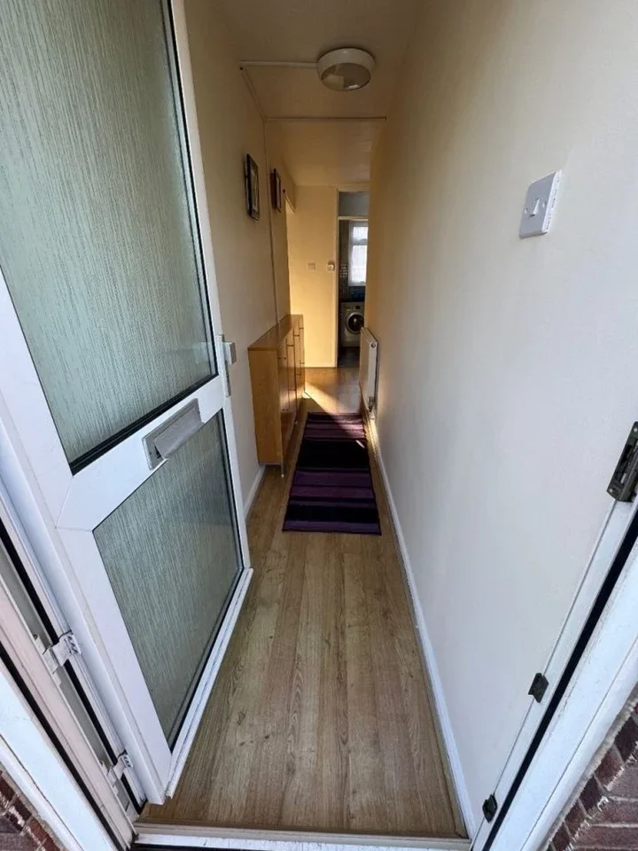 Flat Grant Road in Greater London