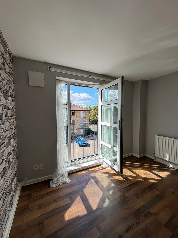 Flat Knoyle Street in Greater London