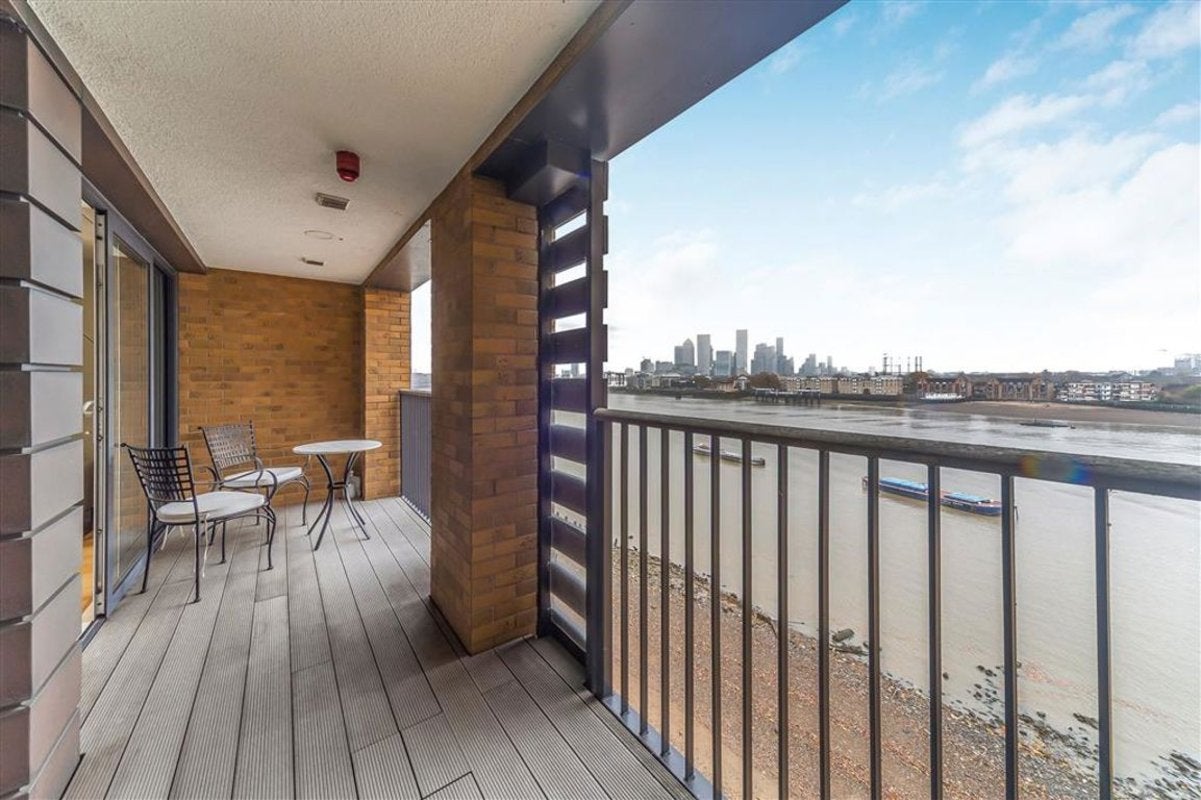 Flat Wapping High Street in Greater London