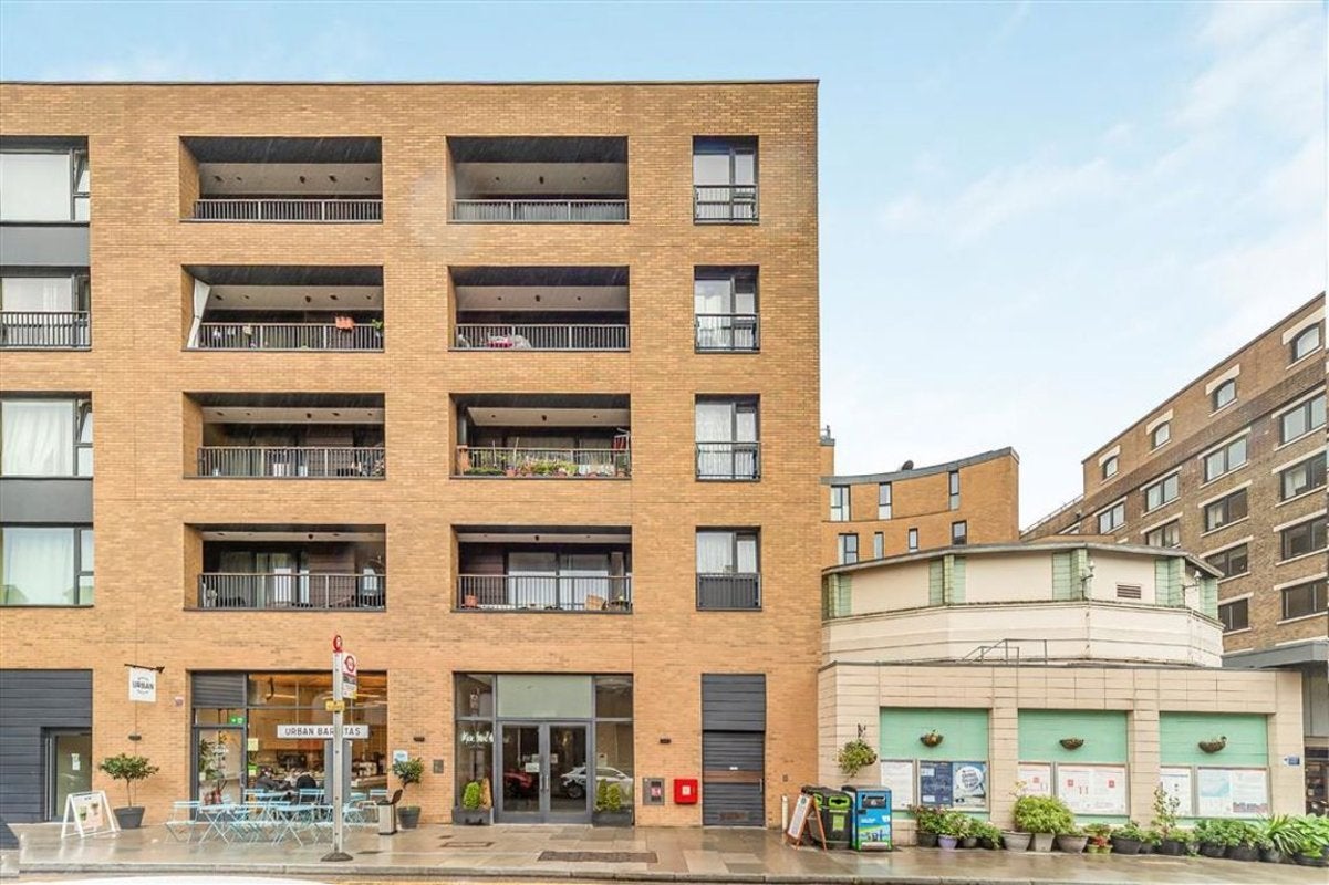 Flat Wapping High Street in Greater London